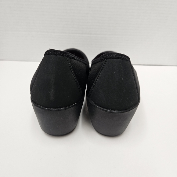 CROCS Black and Red Women's Flats - Picture 5 of 9